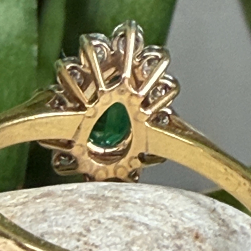 18 karat gold emerald, and diamond Ring - Picture 5 of 6